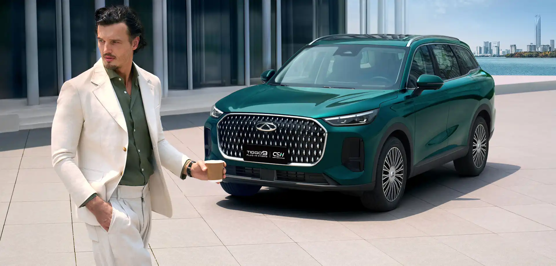 Chery Tiggo 9 CSH PHEV man with a coffee_09